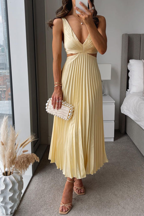 Iyla – Chic Pleated Elegant Dress