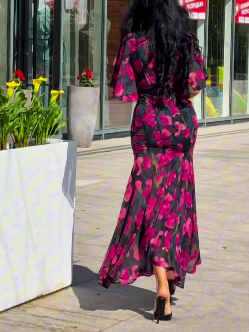VIVIANA – MAXI DRESS WRAPPED IN ELEGANCE AMONG BLOOMS
