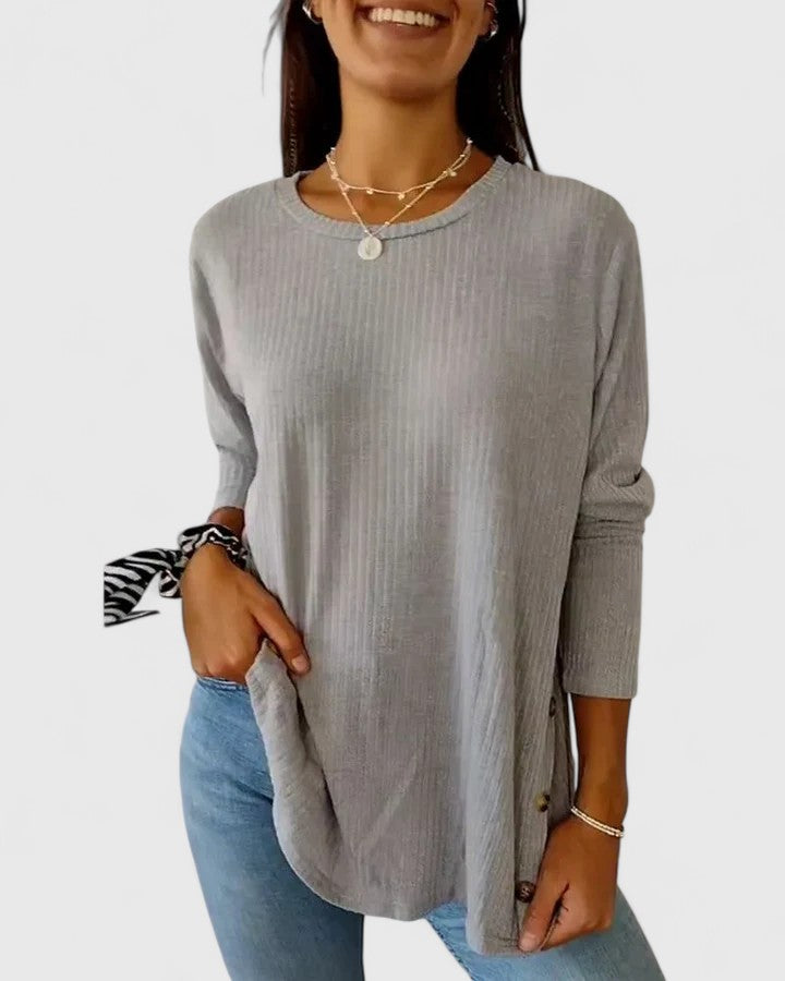 RILEY – RELAXED TOP WITH SIDE BUTTON