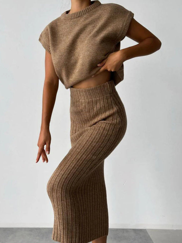 Set Knitted: Thick Knit Top and High-Waisted Midi Knit Skirt