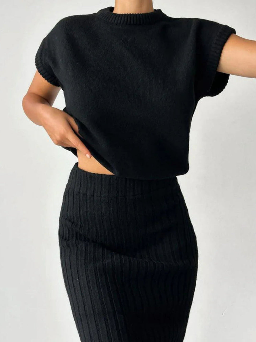Set Knitted: Thick Knit Top and High-Waisted Midi Knit Skirt