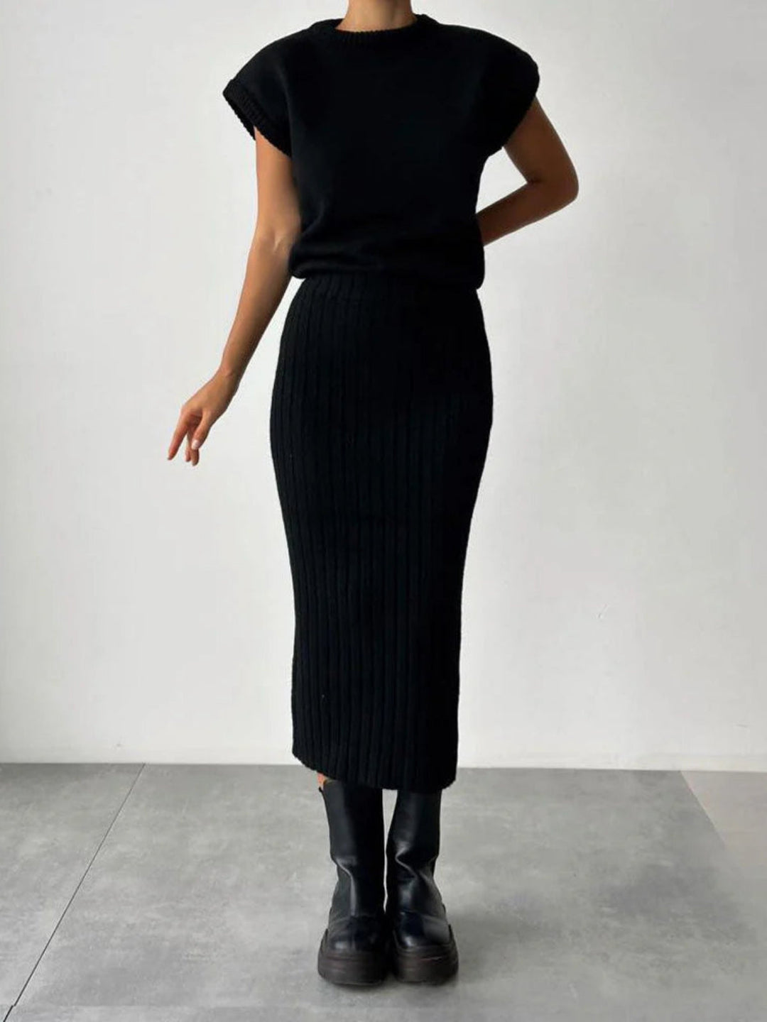 Set Assembled: Thick Knitted Top and High-Waisted Knitted Midi Skirt
