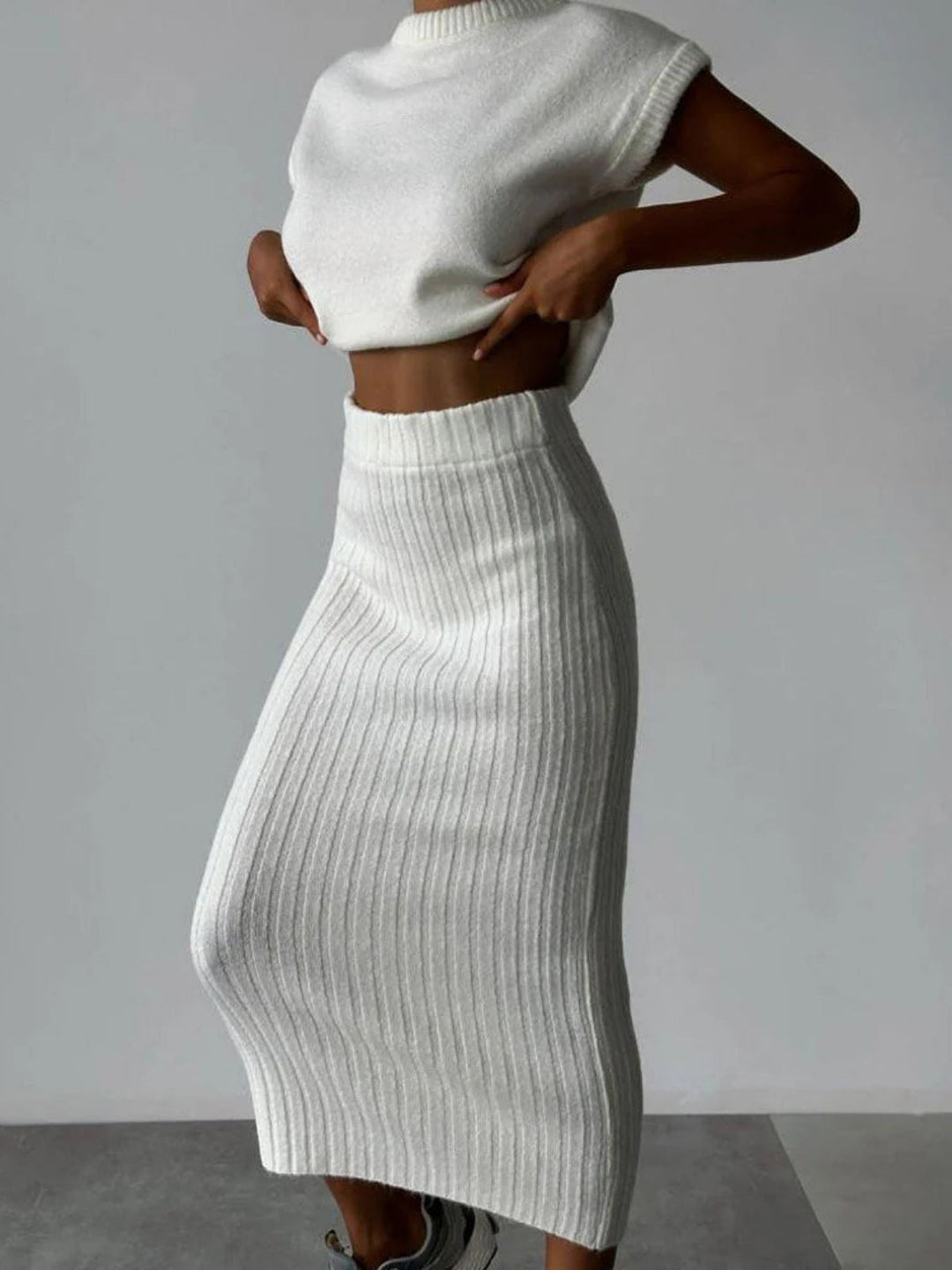 Set Knitted: Thick Knit Top and High-Waisted Midi Knit Skirt