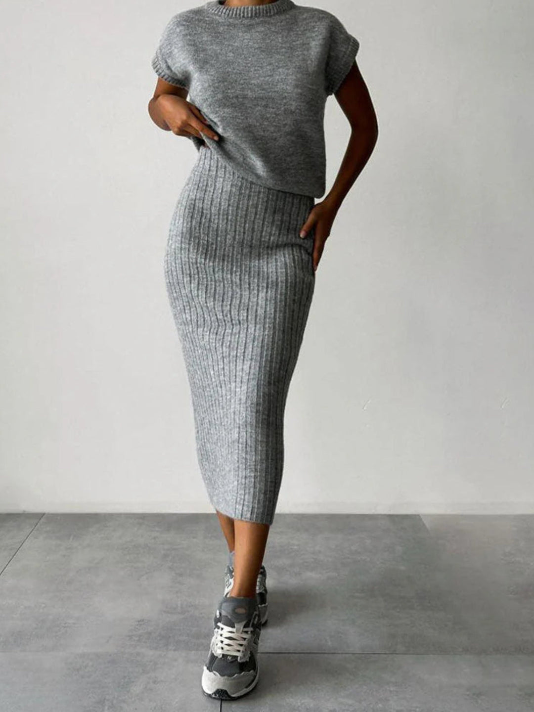Assembled Set: Thick Knitted Top and High-Waisted Midi Knitted Skirt