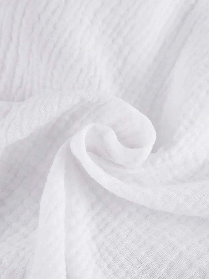 Minimalist, lightweight set with shirt and pants