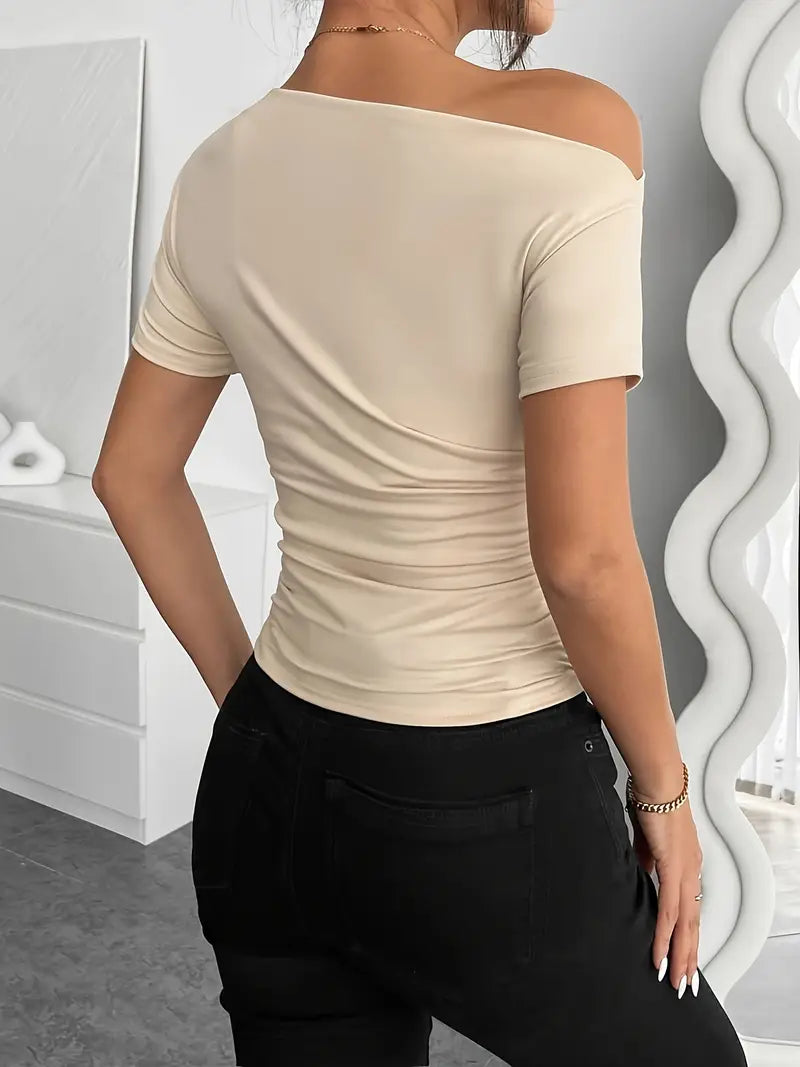 Short top with short sleeves, featuring irregular pleating and a slim-fit cut