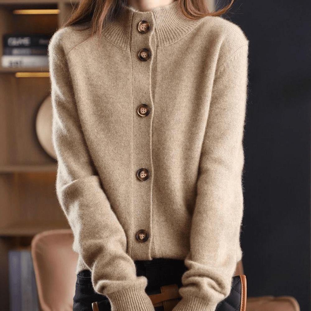 CLARA – BUTTONED PULLOVER WITH WARMTH AND CHARM