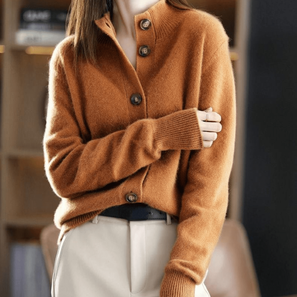 CLARA – BUTTONED PULLOVER WITH WARMTH AND CHARM