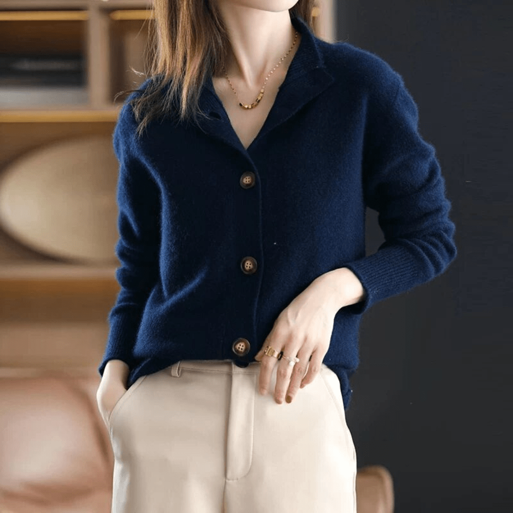 CLARA – BUTTONED PULLOVER WITH WARMTH AND CHARM